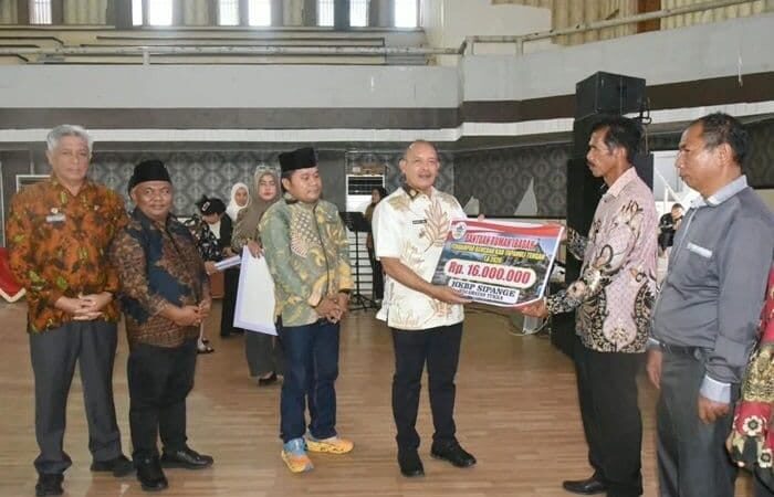 Pemkab Tapteng Salurkan Bantuan Rp944 Juta untuk 59 Rumah Ibadah Terdampak Bencana