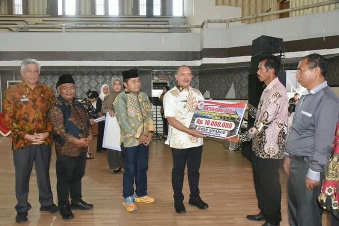 Pemkab Tapteng Salurkan Bantuan Rp944 Juta untuk 59 Rumah Ibadah Terdampak Bencana
