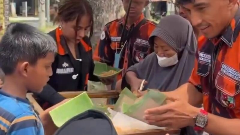 Peduli Anak Sekolah dan Pedagang Kecil, PAC Pemuda Pancasila Medan Labuhan Gelar Jumat Berkah