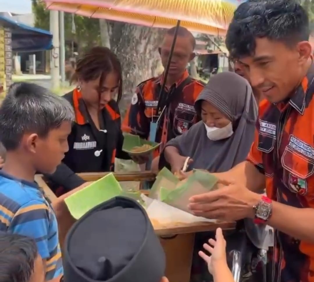 Peduli Anak Sekolah dan Pedagang Kecil, PAC Pemuda Pancasila Medan Labuhan Gelar Jumat Berkah