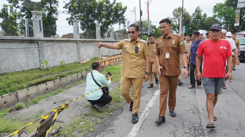 Rico Waas Tinjau Pembangunan Trotoar di Jalan Juanda dan Merak Jingga