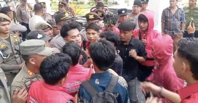 Demo Mahasiswa di Kantor Wali Kota Binjai Ricuh, Tuntut Perbaikan Jalan dan Tolak Penggusuran PKL