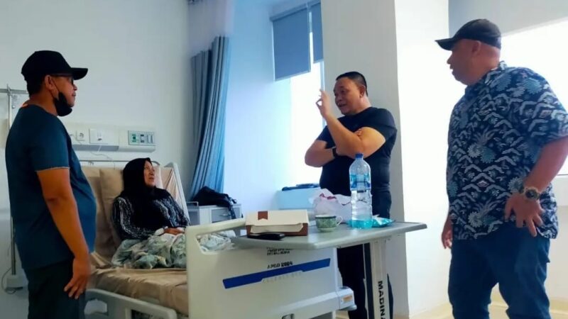 Dewan Peduli : Muhammad Dahnil Ginting Besuk 6 Pasien Di RSU Haji Medan