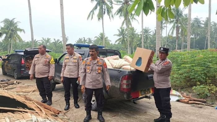 Kapolres Batu Bara Bantu Material Bangunan untuk Bangun Kembali Rumah Warsini yang Roboh