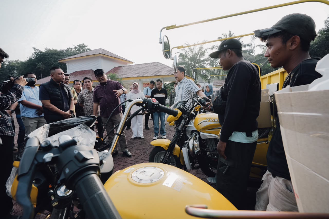 Deli Serdang Distribusikan 43 Armada Pengangkut Sampah ke 13 Kecamatan