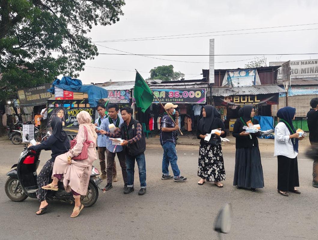 HMI Mandailing Natal Gelar Aksi Sosial Bagi-bagi Masker di Tengah Kabut Asap