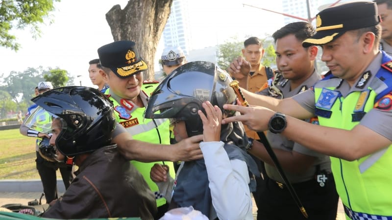 Kapolda Sumut Turun ke Jalan, Atur Lalu Lintas dan Bagikan Helm kepada Pengendara