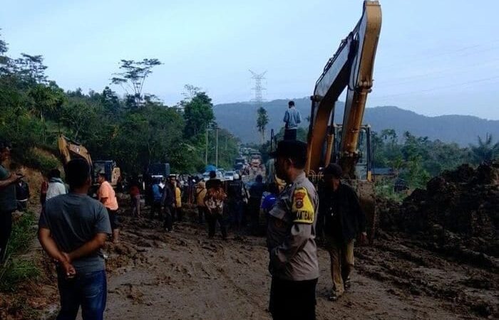 Jalan Amblas di Sipirok, Jalinsum ke Medan Ditutup Sementara