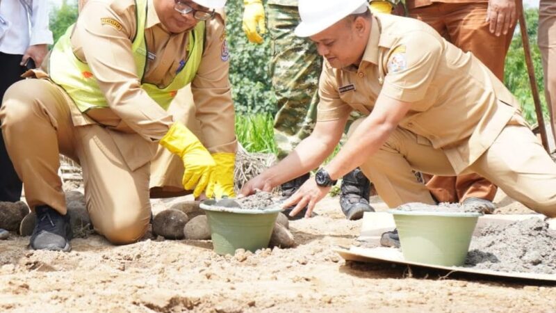 Asisten III Pemkab Deli Serdang Letakkan Batu Pertama Pembangunan Kampung Nelayan Merah Putih di Pantai Labu
