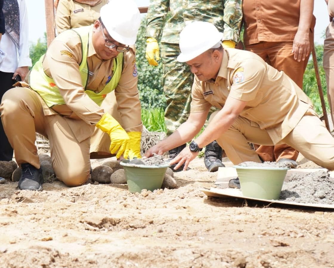 Asisten III Pemkab Deli Serdang Letakkan Batu Pertama Pembangunan Kampung Nelayan Merah Putih di Pantai Labu