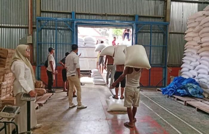 Bulog Sibolga Salurkan 169 Ton Beras untuk Korban Banjir di Tukka dan Badiri