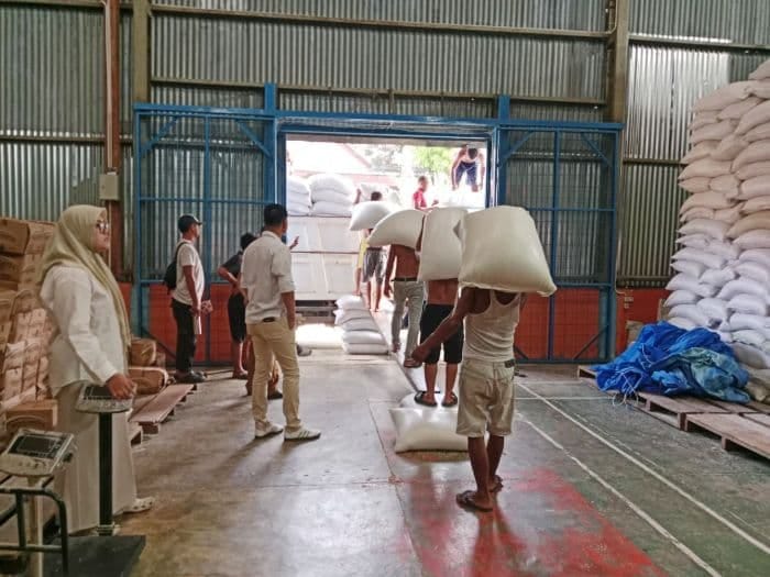 Bulog Sibolga Salurkan 169 Ton Beras untuk Korban Banjir di Tukka dan Badiri
