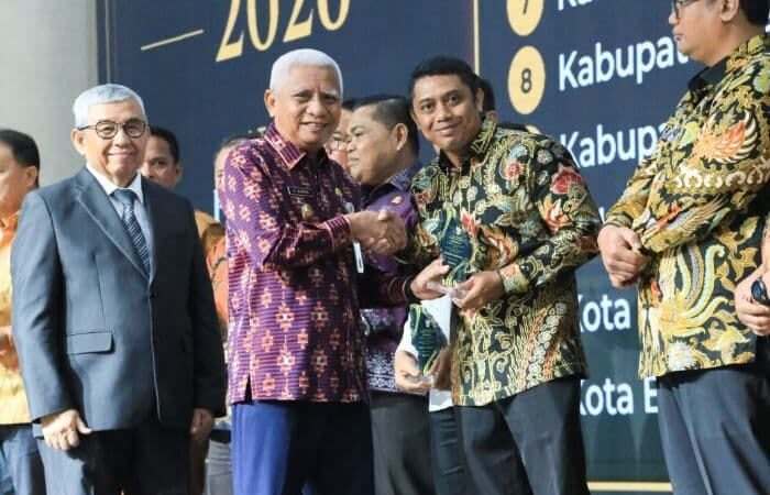 Kadis Kominfo Arrahmaan Pane Terima Penghargaan KI Sumut