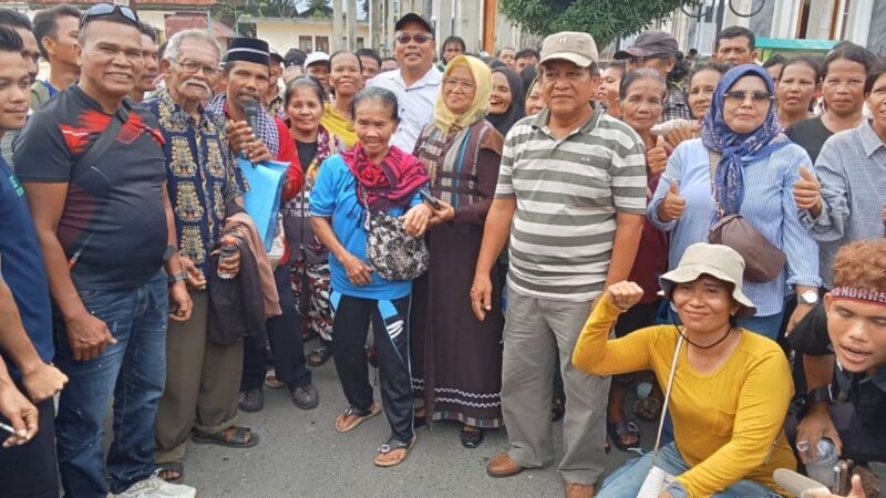 Ratusan Warga Demo Kantor Bupati Tapteng
