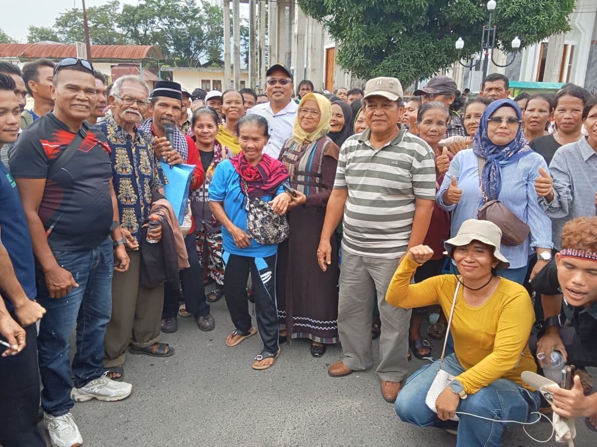 Ratusan Warga Demo Kantor Bupati Tapteng