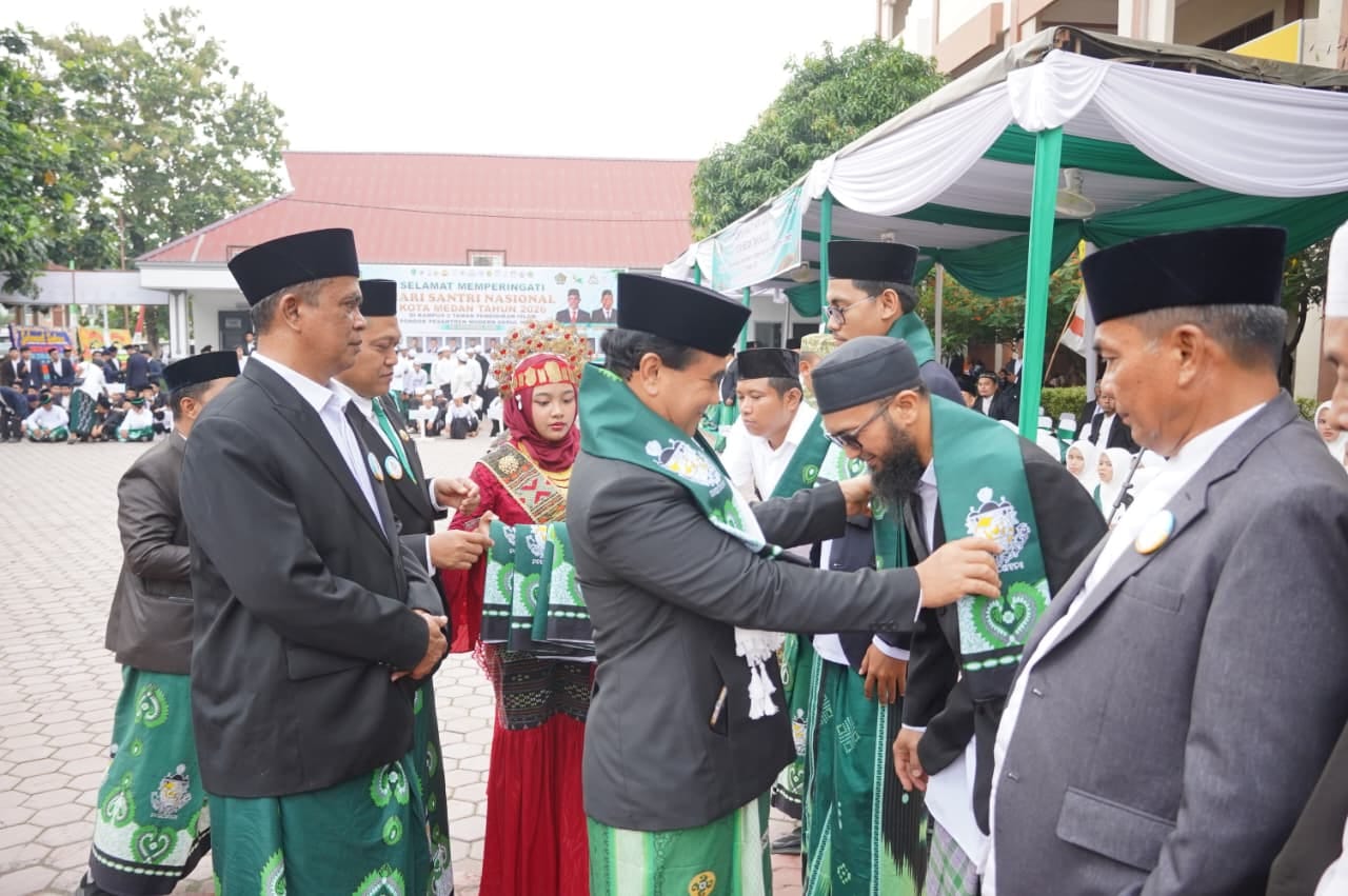 Pimpin Upacara Hari Santri Nasional 2026, Rico Waas Ajak Santri Kuasai Teknologi dan Perkuat Persatuan Menuju Indonesia Emas