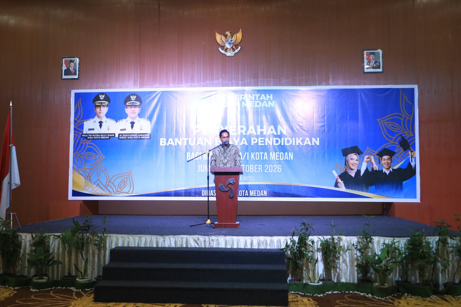 Rico Waas Serahkan Bantuan Biaya Pendidikan Untuk 214 Mahasiswa