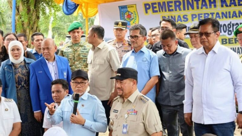 Menko Pangan Zulkifli Hasan Tinjau Panen Raya di Batu Bara, Petani Keluhkan Pupuk dan Banjir