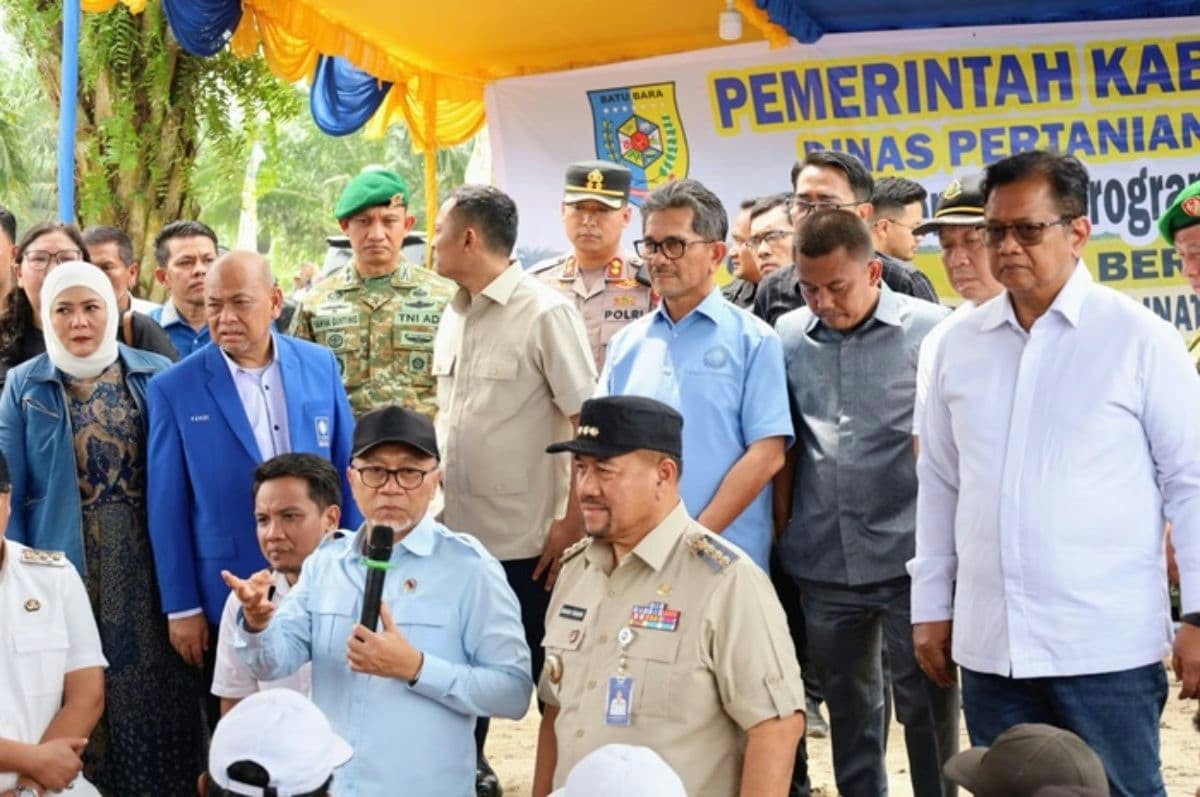Menko Pangan Zulkifli Hasan Tinjau Panen Raya di Batu Bara, Petani Keluhkan Pupuk dan Banjir