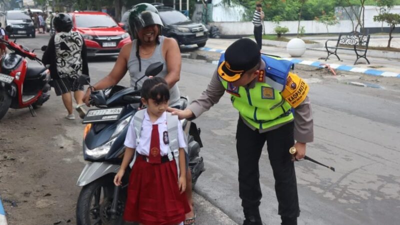 Kapolresta Deli Serdang Hadir Ditengah Masyarakat untuk Atur Lalu Lintas Jaga Kelancaran Arus Kendaraan dan Keselamatan Pelajar
