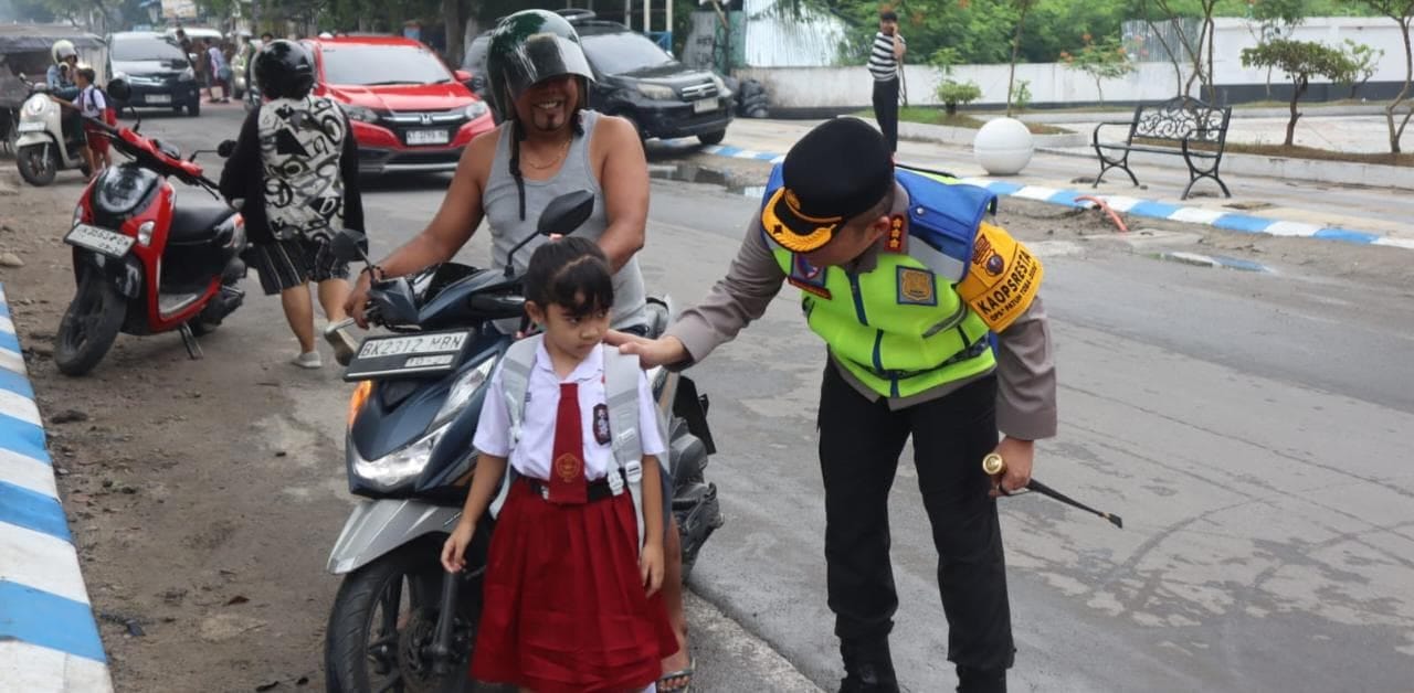 Kapolresta Deli Serdang Hadir Ditengah Masyarakat untuk Atur Lalu Lintas Jaga Kelancaran Arus Kendaraan dan Keselamatan Pelajar