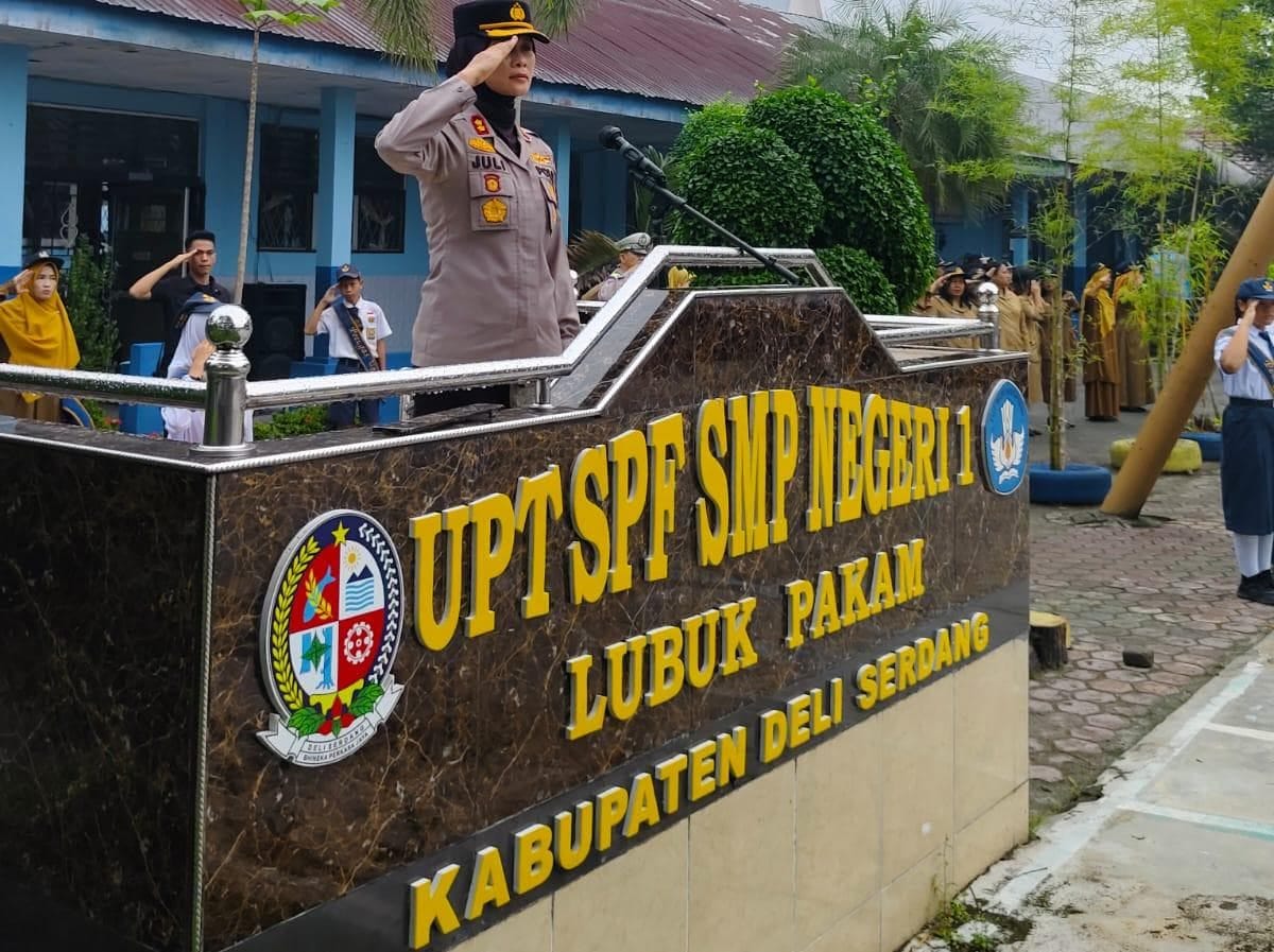 Wakapolresta Deli Serdang Jadi Irup Upacara di SMPN 1 Lubuk Pakam