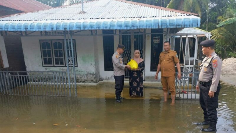 Polres Batu Bara Salurkan 105 Paket Sembako untuk Korban Banjir di Gambus Laut