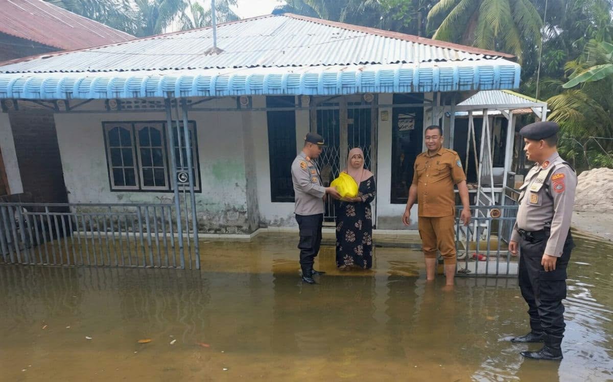 Polres Batu Bara Salurkan 105 Paket Sembako untuk Korban Banjir di Gambus Laut