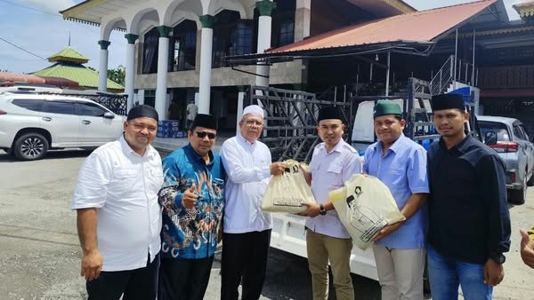 Sugiat Santoso Serahkan Paket Sembako-Lembu untuk Haul ke-103 Tuan Guru Besilam