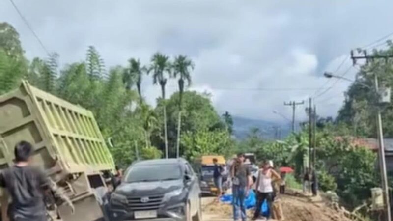Jalan Longsor di Hutaimbaru, Arus Lalu Lintas Tarutung–Sipirok Terganggu