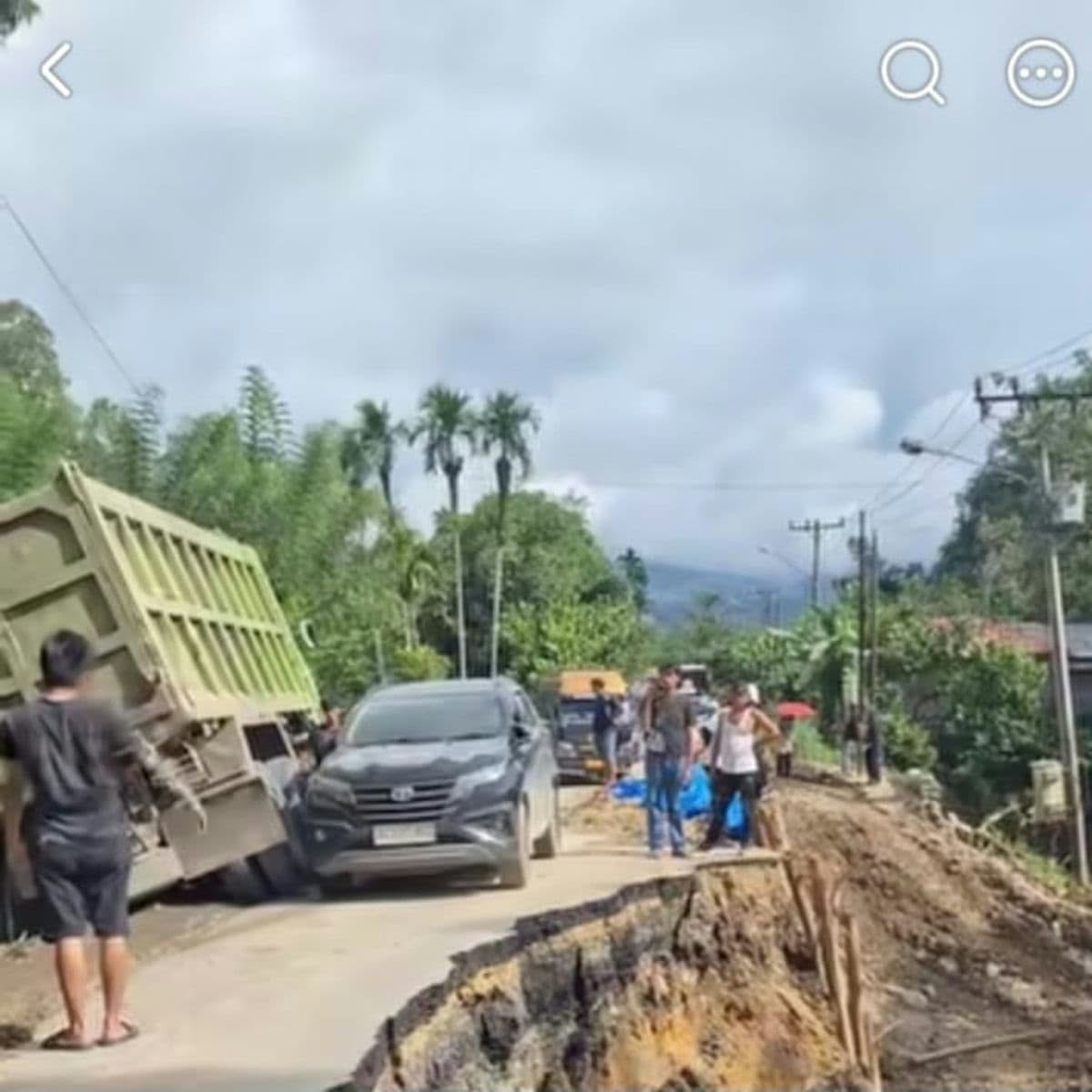 Jalan Longsor di Hutaimbaru, Arus Lalu Lintas Tarutung–Sipirok Terganggu