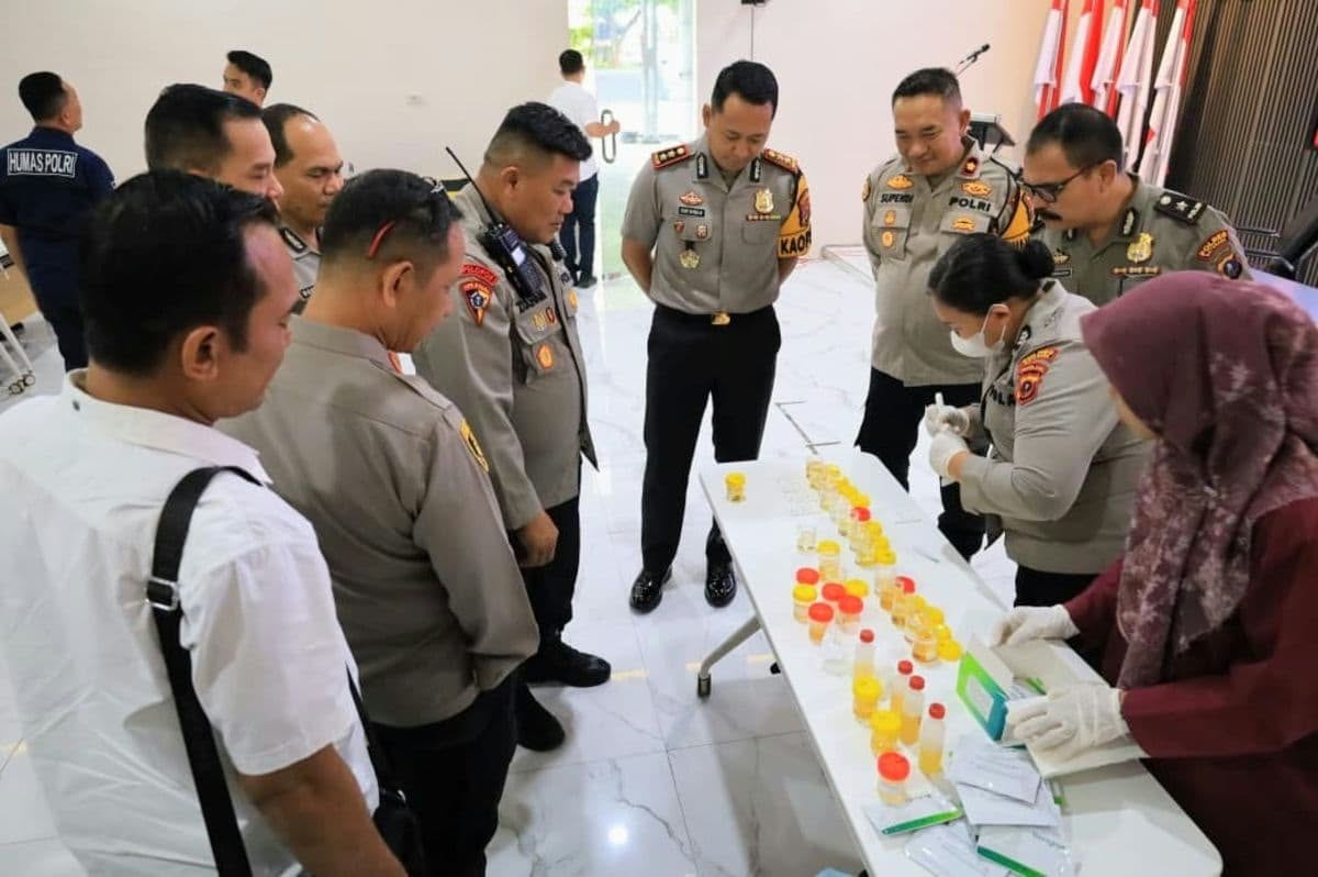 64 Perwira Polres Batu Bara Jalani Tes Urine