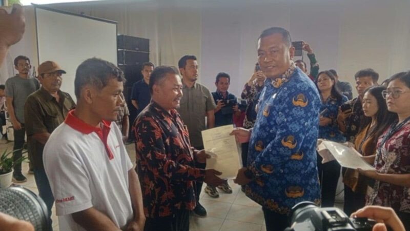 Masyarakat Toba Terima 503 Sertifikat PTSL, Bupati: BPHTB Tetap Nol