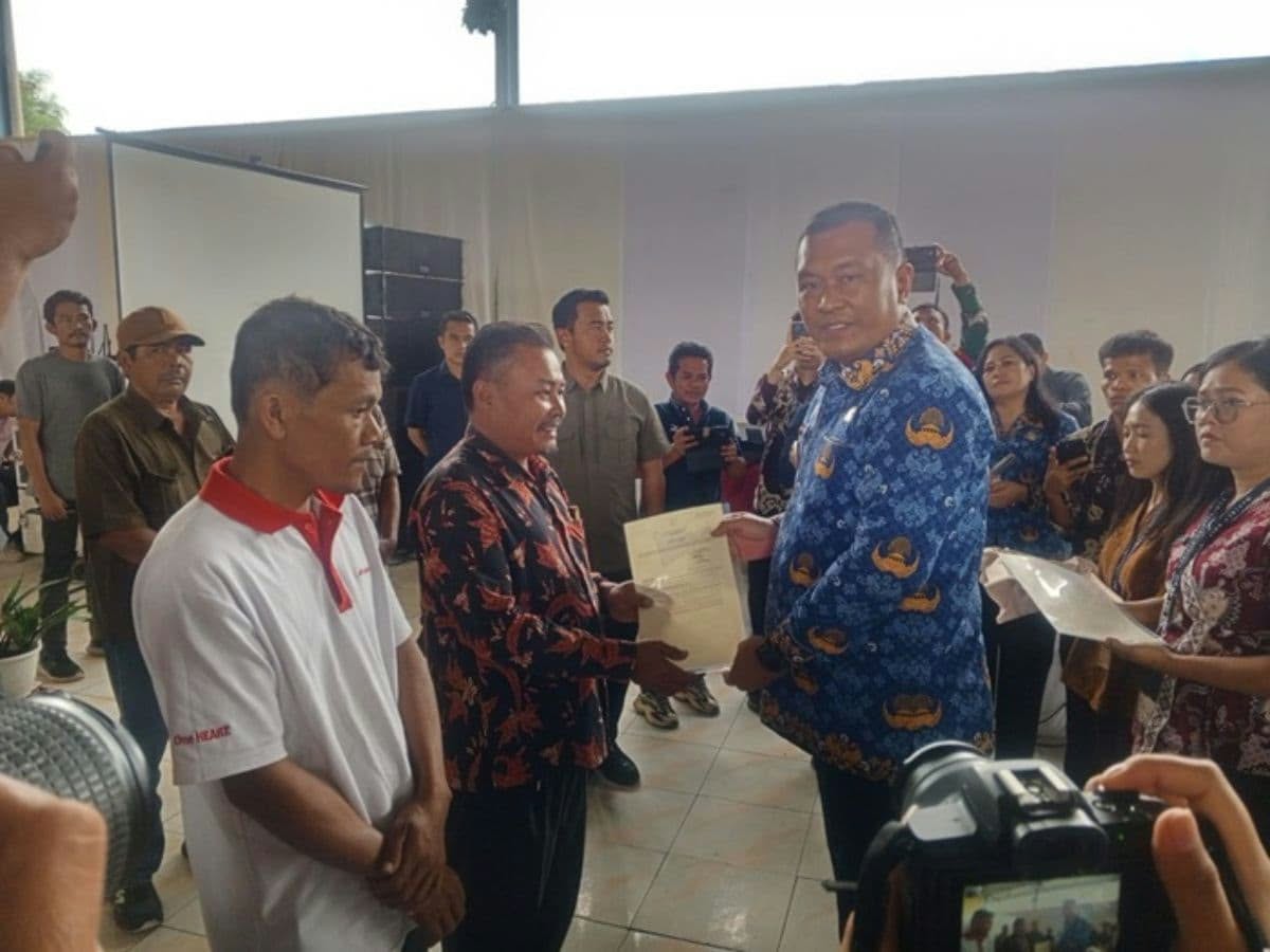 Masyarakat Toba Terima 503 Sertifikat PTSL, Bupati: BPHTB Tetap Nol