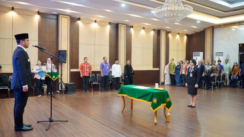 Rico Waas Lantik Erisda Hutasoit jadi Sekretaris DPRD