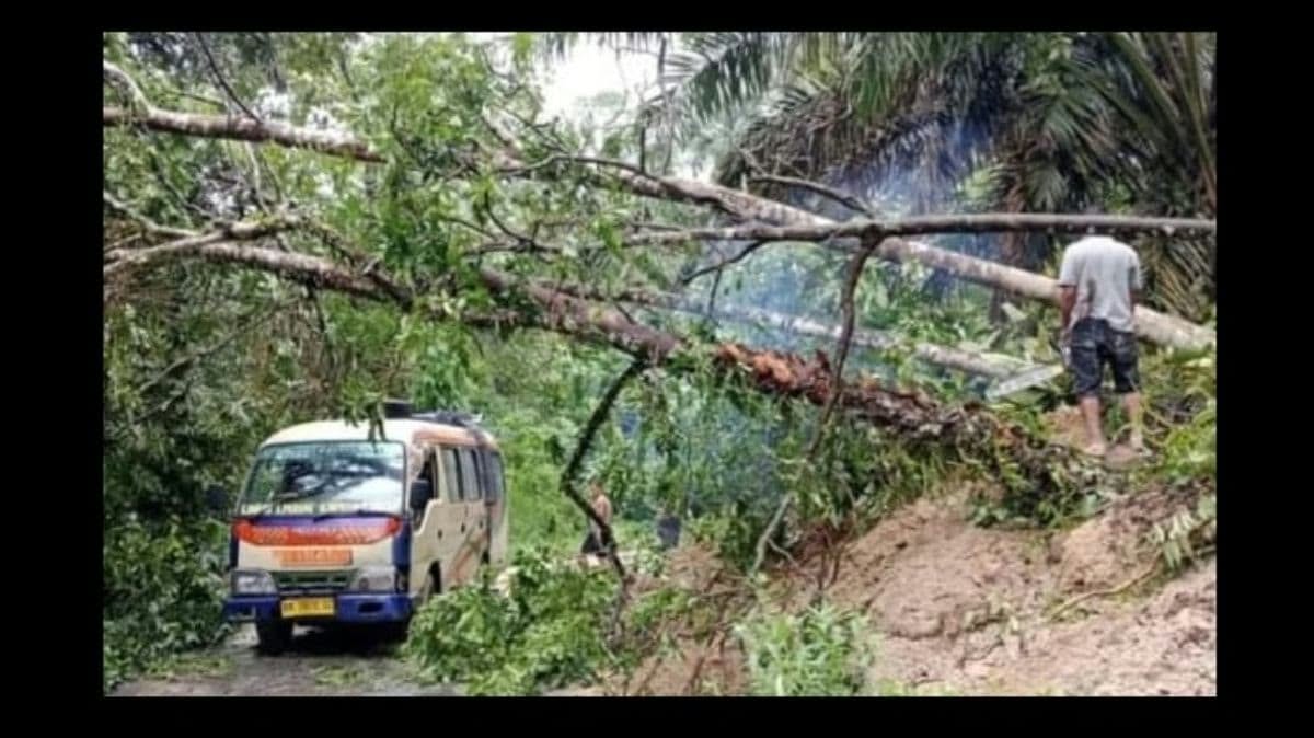 Belasan Titik Jalan Provinsi di Gunung Meriah Deli Serdang Diterjang Longsor