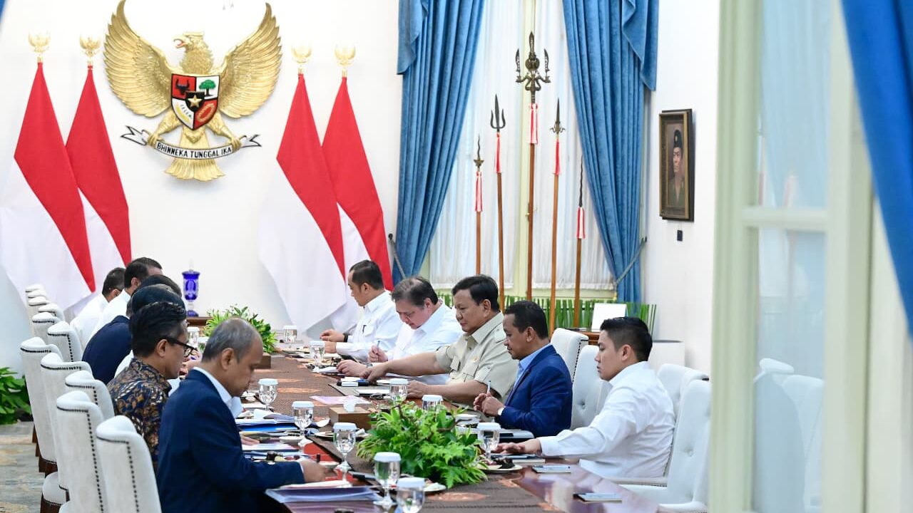 Prabowo Terima Laporan Ekonomi, Pemerintah Pacu Ekspor dan Siapkan Belanja APBN Rp1.300 Triliun pada Triwulan IV