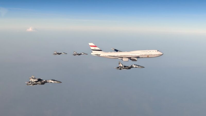 Pengawalan Jet Tempur dan Lambaian Bendera Pelajar Warnai Penyambutan Presiden Mesir di Indonesia