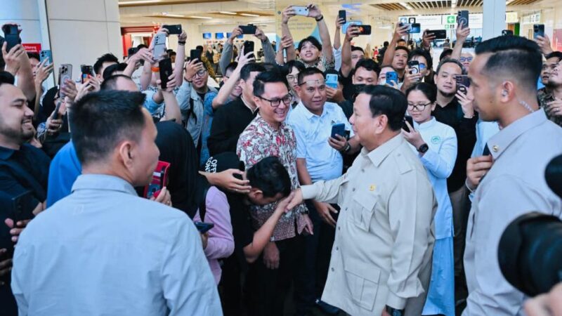 Pulang ke Jakarta Naik Whoosh, Presiden Prabowo Sempatkan Sapa dan Foto Bersama Warga di Stasiun Halim